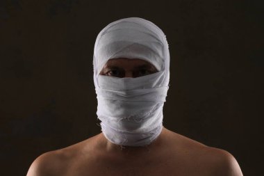  Beyaz bandajlı bir mumyanın portresi.