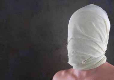  Beyaz bandajlı bir mumyanın portresi.