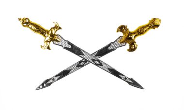  Beyaz arkaplanda izole edilmiş iki kılıç