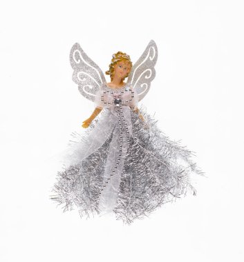 Beyaz arka planda kanatları olan Noel perisi oyuncağı