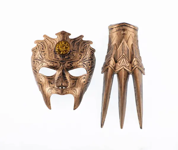  Beyaz arkaplanda izole edilmiş altın gladyatör maskesi