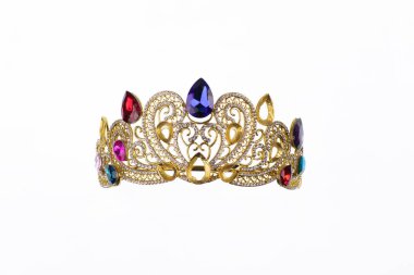 Beyaz arka planda izole edilmiş değerli taşları olan altın taç