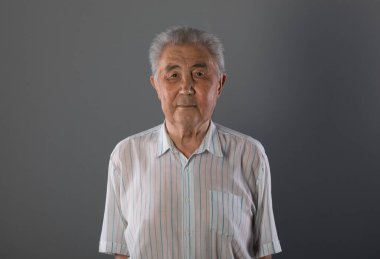 Bir emeklinin portresi, yaşlı adam, yakın plan.