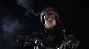 Bir motorcunun portresi