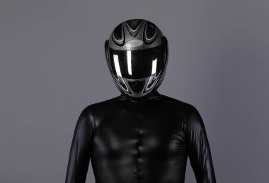 Bir motorcunun portresi