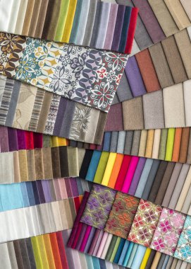 farklı renklerdeki döşeme kumaşlarından örnekler