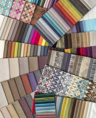 farklı renklerdeki döşeme kumaşlarından örnekler