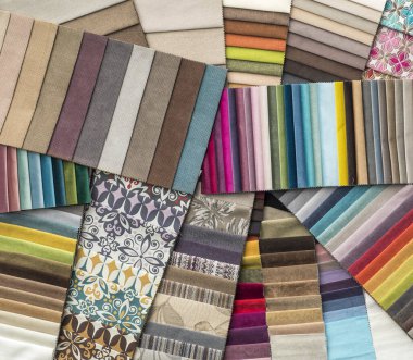 farklı renklerdeki döşeme kumaşlarından örnekler