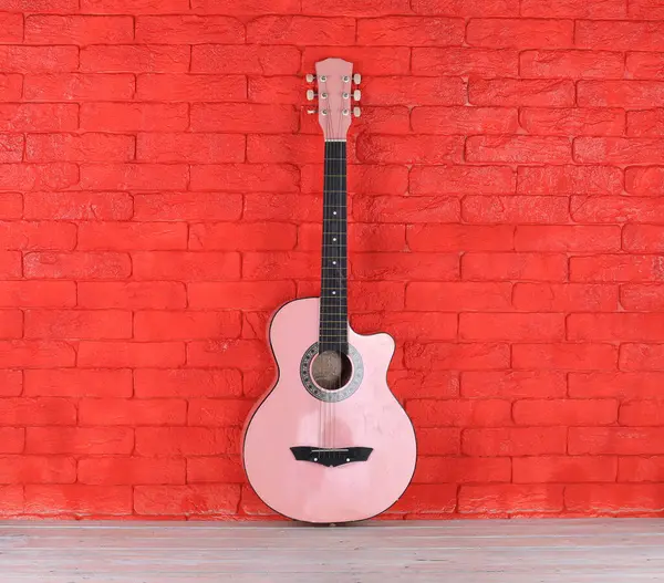 Pembe gitar ve klasik pembe seyahat çantası.