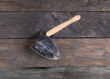 Tahta arka planda izole edilmiş kürek ya da çapa