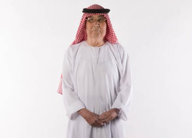 Beyaz elbiseli yaşlı bir Arap 'ın beyaz arka plandaki stüdyo portresi.