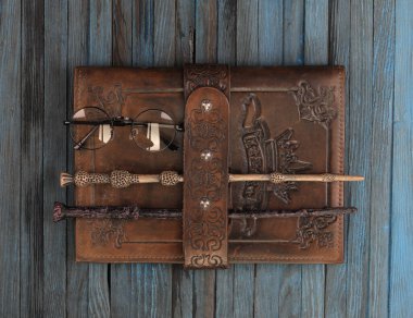 Sihirli değnek, büyü kitabı, büyücü, eski mavi tahta masa.