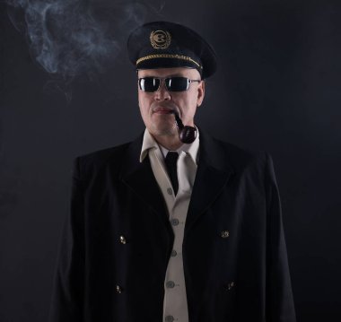 Siyah arka planda geminin portre kaptanı.