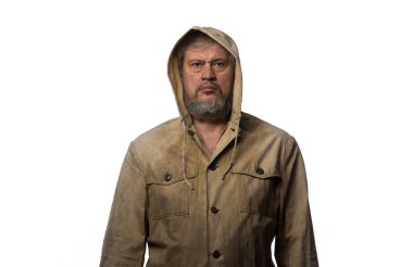 Beyaz arka planda bir sapığın portresi