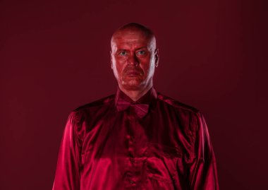 Kırmızı arkaplanda kırmızı bir adamın soyut portresi