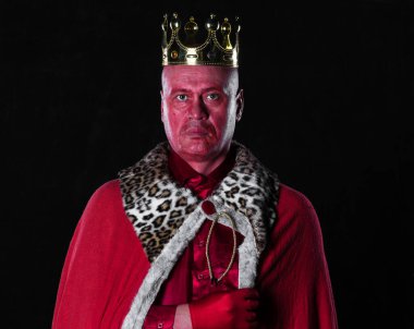 Tacı olan eski bir kralın portresi.