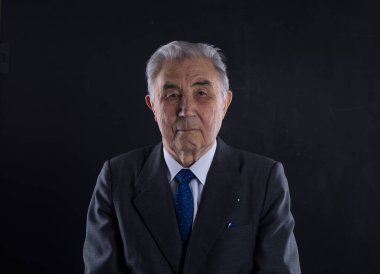 Papyonlu bir beyefendinin stüdyo portresi.
