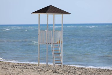 Tatil köyünde ahşap iskele.