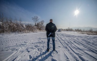 Dışarıda silahlı bir suçlu var, kış.