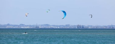 Uçurtma uçurma, paraşütle su kayağı.