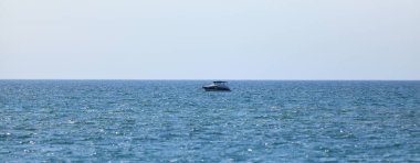 mavi deniz ufku ve mavi gökyüzü