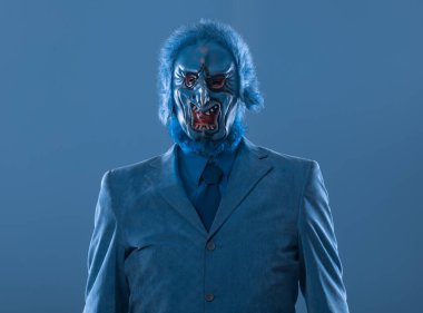 Korkunç mavi maskeli garip bir adamın portresi.