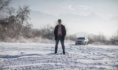 Dışarıda silahlı bir suçlu var, kış.