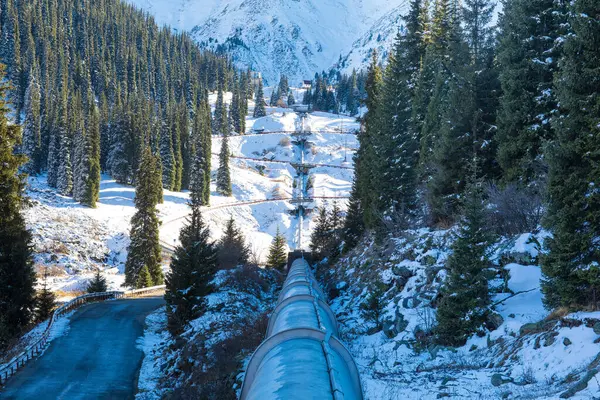 Нефтепровод Горах Зимой — стоковое фото
