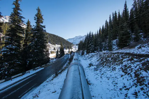 Oléoduc Dans Les Montagnes Hiver — Photo