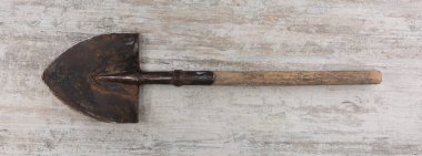  Tahta arka planda süngü küreği