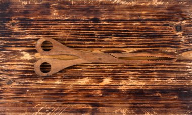 Mutfak tahtasında ahşap mutfak maşası.