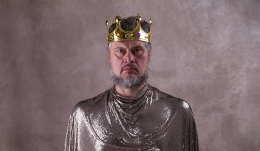 Kral, tacı olan bir adam