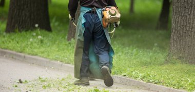 Çim biçme makinesi çimleri biçiyor.