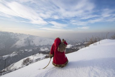 Karlı bir dağ üzerindeki Noel Baba Kış manzarası