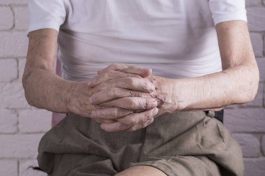 Yaşlı bir adamın buruşuk elleri.