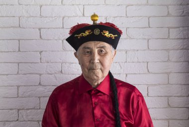 Ulusal giysili yaşlı bir Çinli 'nin stüdyo portresi