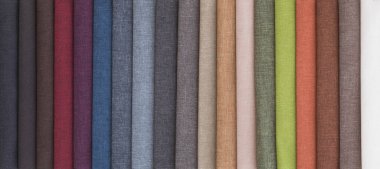 Depoda renkli döşeme kumaşı örnekleri