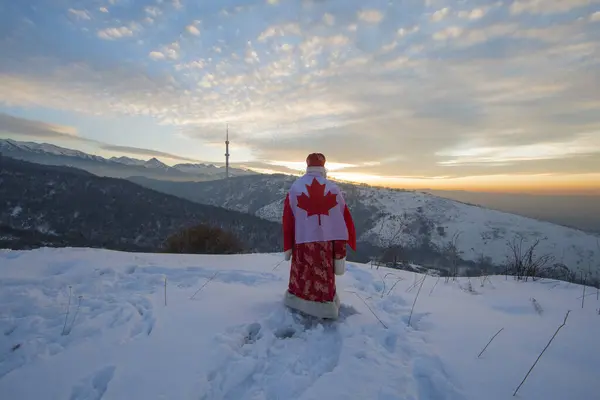 Père Noël Avec Drapeau Canadien Dans Les Montagnes — Photo