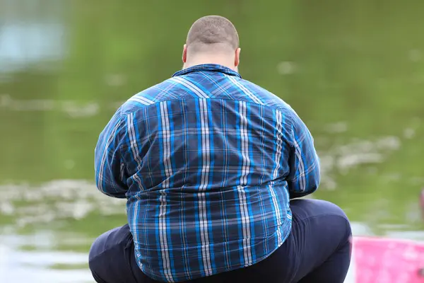 青いシャツの背中の太った男 — ストック写真