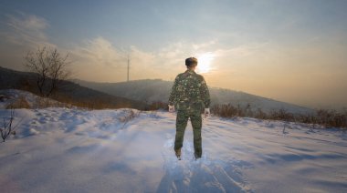 Kışın dağda silahlı bir ordu, askeri operasyon