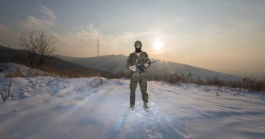 Kışın dağda silahlı bir ordu, askeri operasyon