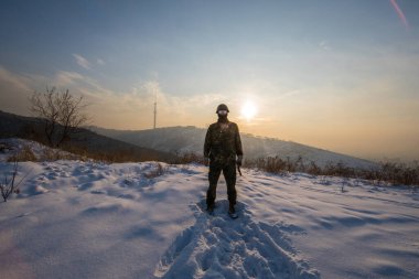 Kışın dağda silahlı bir ordu, askeri operasyon