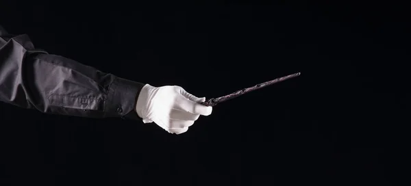 黒い背景に魔法の杖で白い手袋で — ストック写真