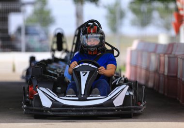 Go-kart sürücüsü portresi
