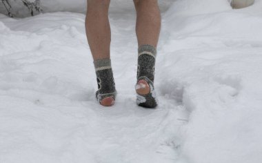 Ayaklar çorapların içinde karda