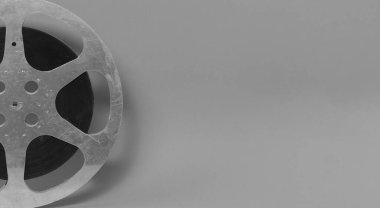 Eski film makarası beyaz arkaplanda izole edilmiş