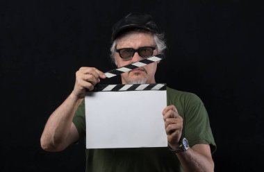 Siyah arka planda film alkışları olan erkek film yönetmeni
