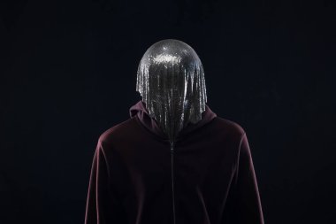 Mahallede kimliği bilinmiyor.