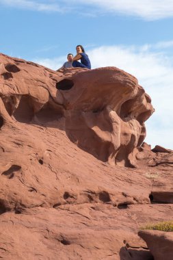 Kum tepesinde bir kız ve bir erkek