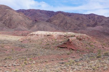 Tepeli taştan bir çöl manzarası, Cengiz Han 'ın dağları, Kazakistan' daki Altyn-Emel Milli Parkı.